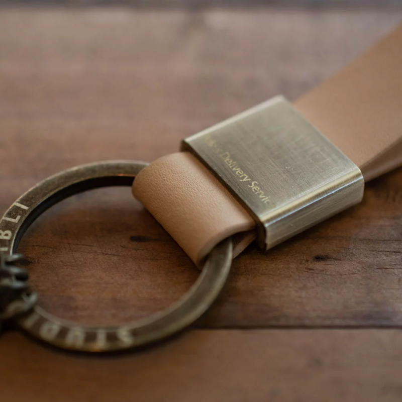 Llaveros - Llavero de cuero Jiji - Nicky, la aprendiz de bruja